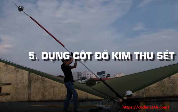 dựng cột đỡ kim thu sét